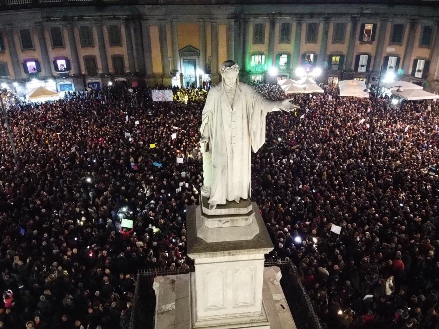 Sardine a Napoli. Dalla Piazza un pernacchio eduardiano a Salvini, tanto per cominciare…