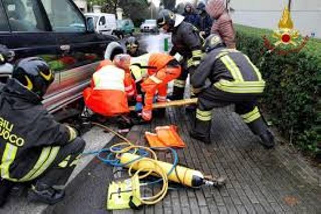 Padova, Vigili del fuoco liberano coi i cuscini un motociclista incastrato sotto un SUV