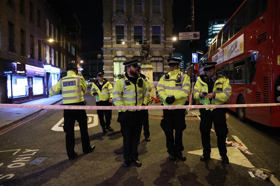 Attentato a Londra, i passanti disarmano il terrorista