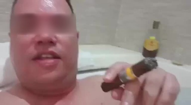 Spopola sul web Alfio Baffa, il candidato della Lega con il video nella vasca