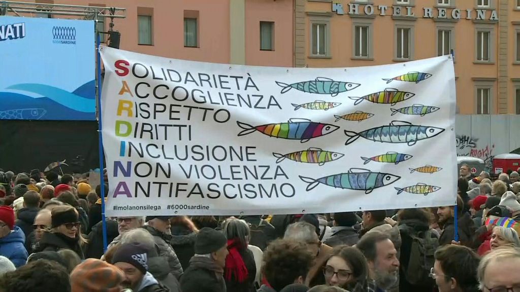 Regionali, -5. Per le Sardine sono i giorni del forcing: giovedì happening a Bibbiano, sabato tuffi al Papeete