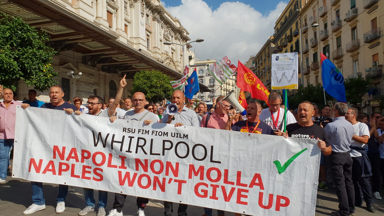 Sardine contestate dai lavoratori Whirpool. Dopo la foto con Benetton nuovo scivolone