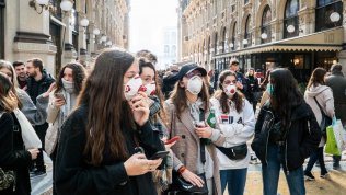 Coronavirus, le polemiche tra gli studiosi alimentano i dubbi  e i sospetti delle persone