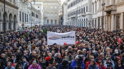 A Roma la barbarie della Lega e la civiltà delle Sardine si scontrano sull’asse Eur-Piazza Apostoli