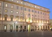 Come i capponi di Renzi… A Palazzo Chigi si azzuffano mentre la gente aspetta i soldi. Lor Signori rischiano di finir male…