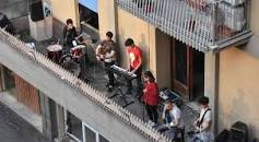 4 Maggio, gli Italiani escono dalle case come i Napoletani di una volta alla scadenza dei contratti di affitto