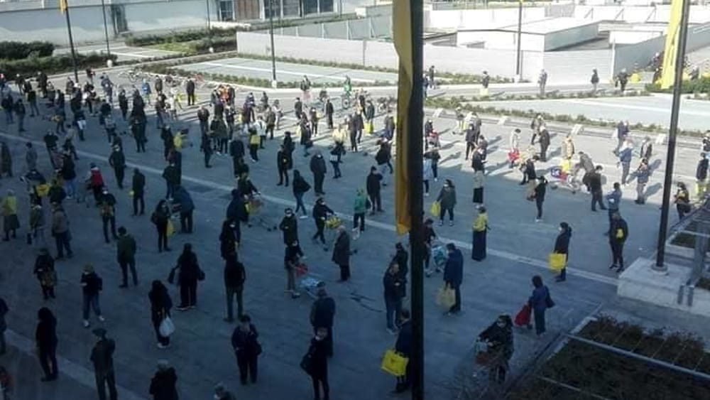 A caccia di cibo. Il Signor Covid impone la sostituzione della clava col carrello del Supermercato