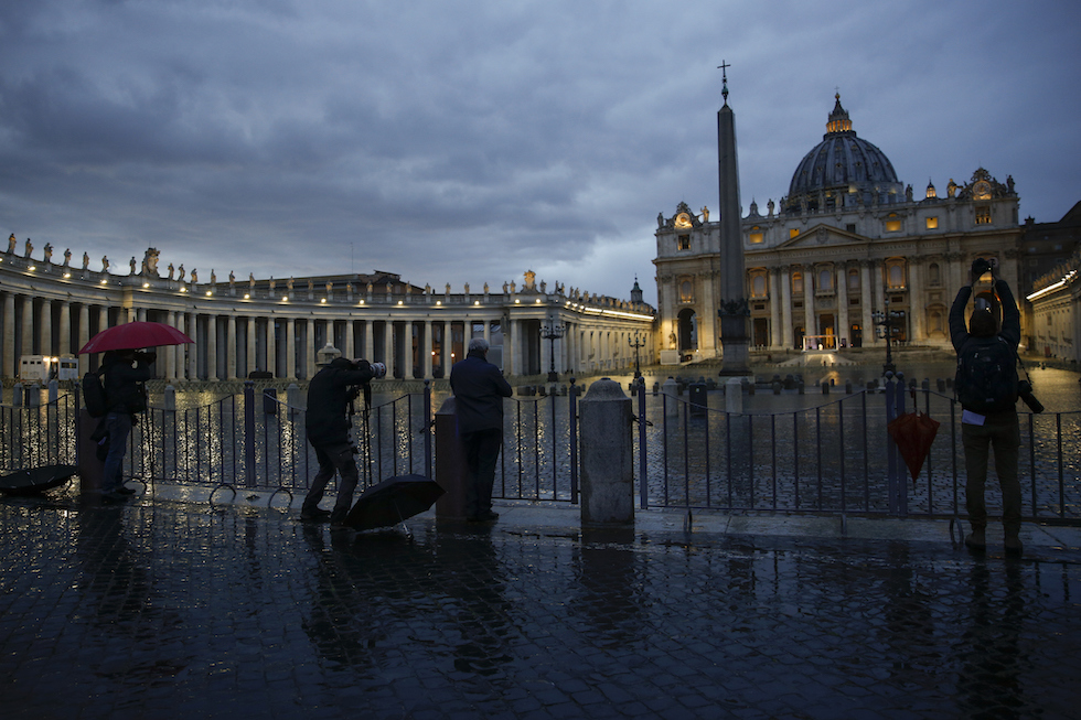 Passeranno alla Storia le Immagini del Papa mentre sotto la pioggia parla da una deserta Piazza San Pietro