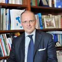 Sovranisti all’attacco dell’epidemiologo Walter Ricciardi. Non gradito il cazzotto alla sagoma di Trump…