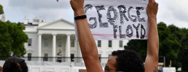 La Polizia Usa uccide, proteste alla Casa Bianca. Trump fuori di testa: “Cani feroci contro i dimostranti”