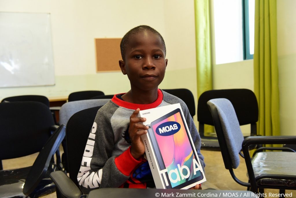 Covid-19, a Malta donati tablet, router e connessioni alle famiglie migranti nei centri di accoglienza