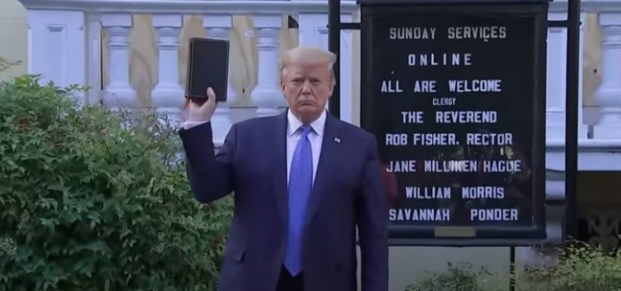 Trump mostra la Bibbia e invita i poliziotti ad attaccare i dimostranti. Insorge la Chiesa Episcopale