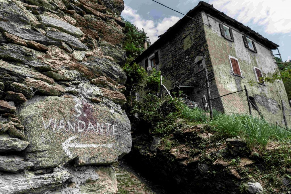 Segnavia su pietra nel tratto Varenna-Bellano-Colico_Ph. Alessandro Grassani