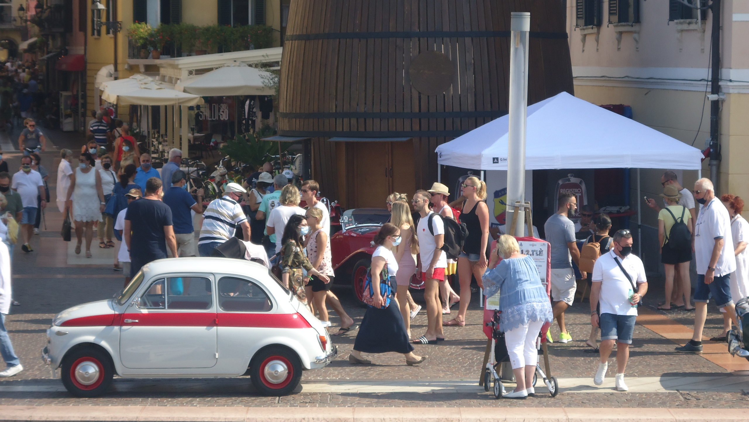 Fiat 500 alla 17esima Italian Classic Parade sul lungolago di Bardolino il 13 settembre 2020 (Ph. In24 / Carlo Carugati).