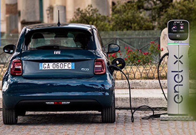 Auto elettrica: Adiconsum spiega i costi di ricarica.
