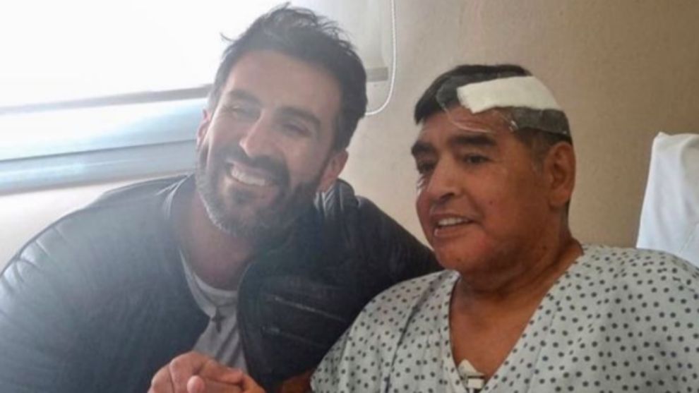 Maradona, tre giorni di lutto. Ed è polemica per l’ultima foto