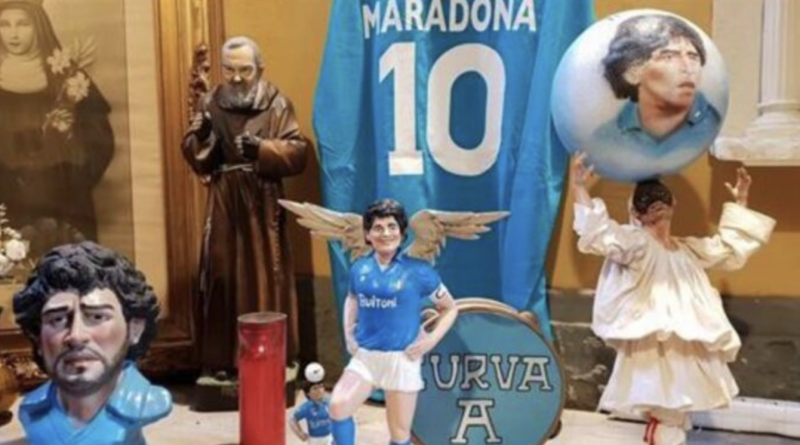 Napoli, la via dei pastori rende omaggio al Re del Calcio Maradona