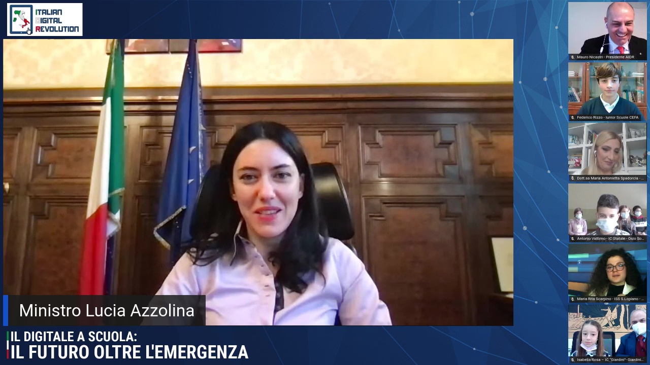 Azzolina: Il futuro della scuola sarà digitale, ma in classe