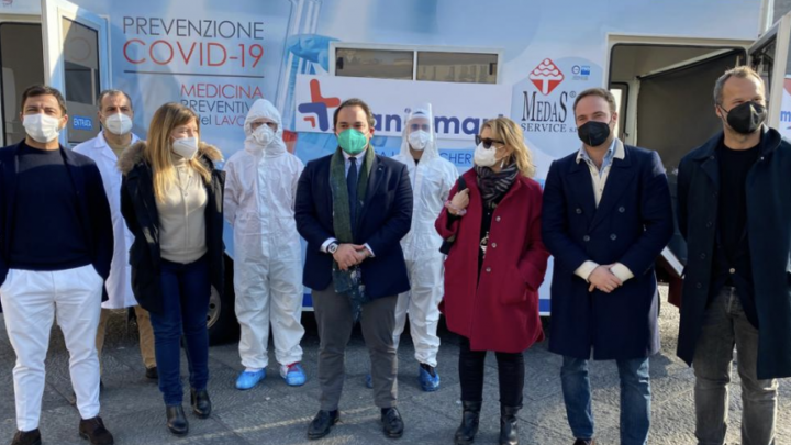 Covid 19, a Napoli tamponi gratuiti per under 20 e over 65