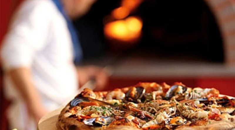 Tra presepe e pizza solidale, a Napoli rivivono le tradizioni