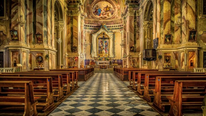 La Chiesa non é una moschea, é e deve essere inequivocabilmente Chiesa.