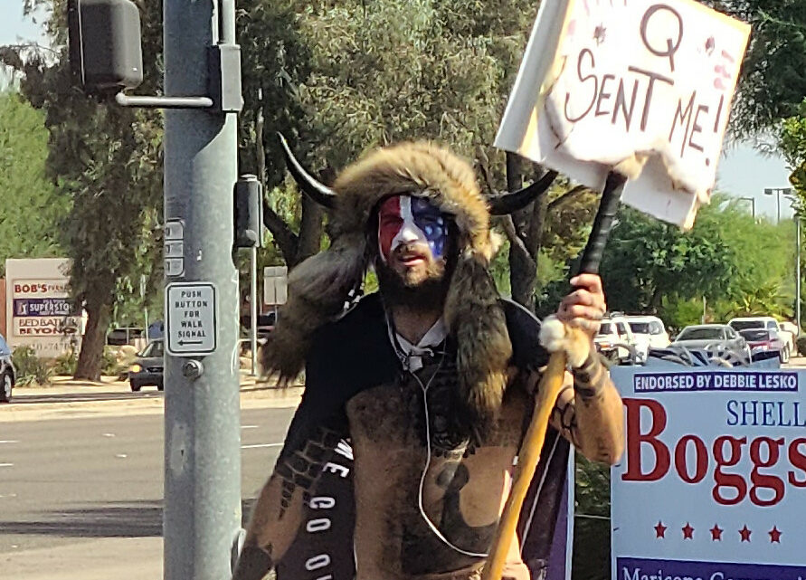QAnon, la teoria del complotto che seduce Trump QAnon, la teoria del complotto che seduce Trump