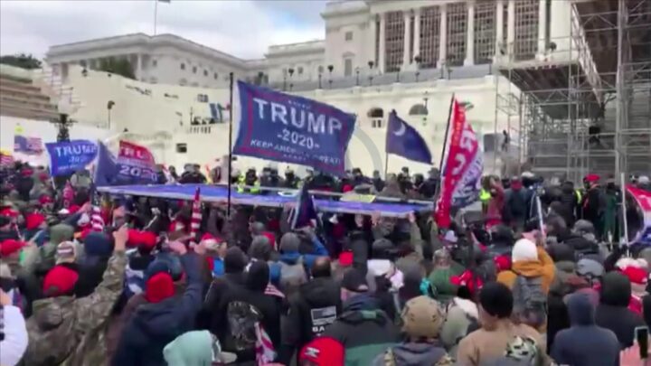 Manifestanti pro-Trump occupano Capitol Hill, il Presidente Usa li frena