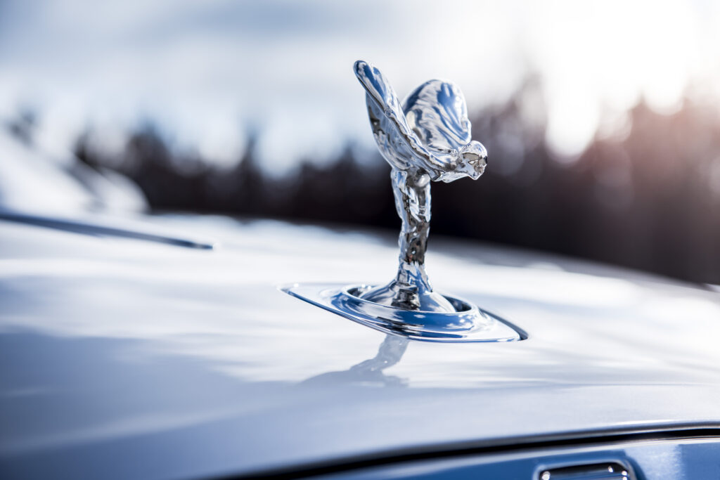 La statuetta Spirit of Ecstasy su una Rolls-Royce Dawn. Western Cape, South Africa (photo: James Lipman).