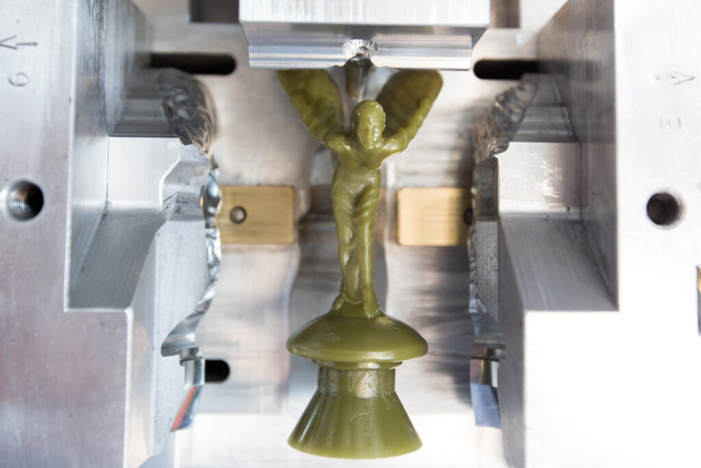 Il modello di cera della Modern Spirit of Ecstasy nella fonderia della RRMC in West Sussex, Gran Bretagna (Ciaran McCrickard / Mindworks RRMC, West Sussex - The Spirit of Ecstasy foundry).