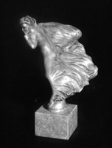 The Whisper, il sussurro, la prima versione della Spirit of Ecstasy realizzata da Charles Sykes.