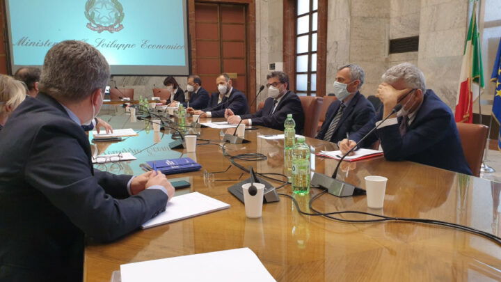Covid: governo e industria alleati per produrre il vaccino in Italia