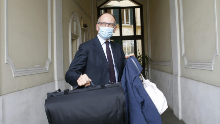 Pd, Letta rompe la riserva con un tweet: “#iocisonoPD”
