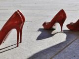 Femminicidi in Italia nel 2021, una lista rossa come il sangue delle vittime