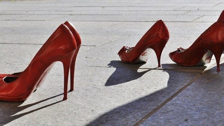Femminicidi in Italia nel 2021, una lista rossa come il sangue delle vittime