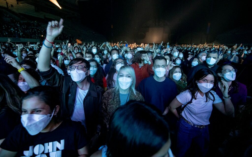Il concerto di Barcellona sfida la pandemia con 5mila persone Il concerto di Barcellona sfida la pandemia con 5mila persone