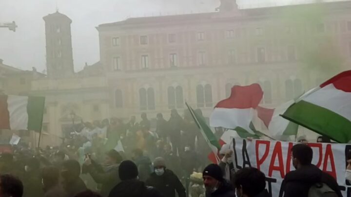 Corteo “Io apro” a Roma, tensione manifestanti-forze dell’ordine