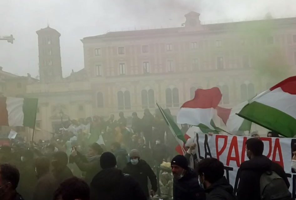 Corteo “Io apro” a Roma, tensione manifestanti-forze dell’ordine Corteo “Io apro” a Roma, tensione manifestanti-forze dell’ordine