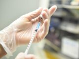 Casi sospetti, Johnson & Johnson rinvia le consegne del vaccino in Europa