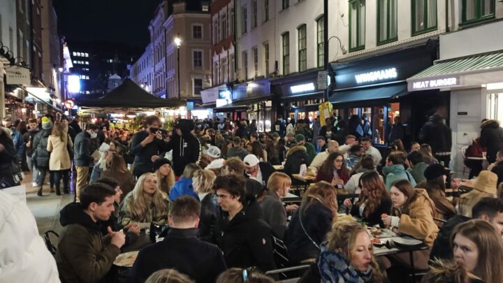 Il Regno Unito riapre i pub, a Londra si respira aria di normalità