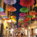 Pietrasanta ombrelli colorati via mazzini