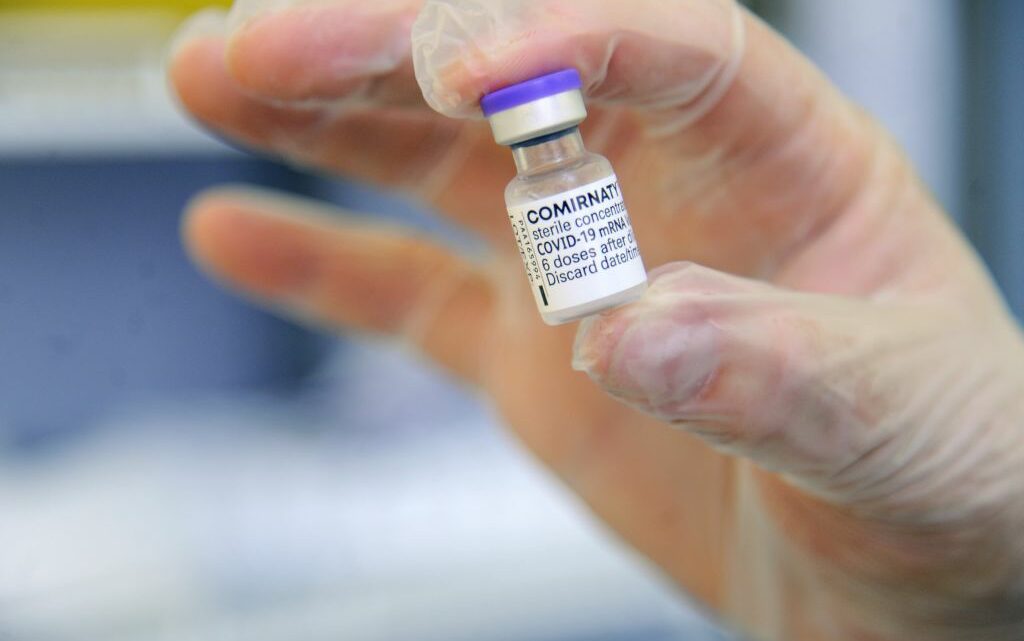 Vaccini, Aifa “309 reazioni avverse ogni 100mila dosi, 91% non gravi” Vaccini, Aifa “309 reazioni avverse ogni 100mila dosi, 91% non gravi”