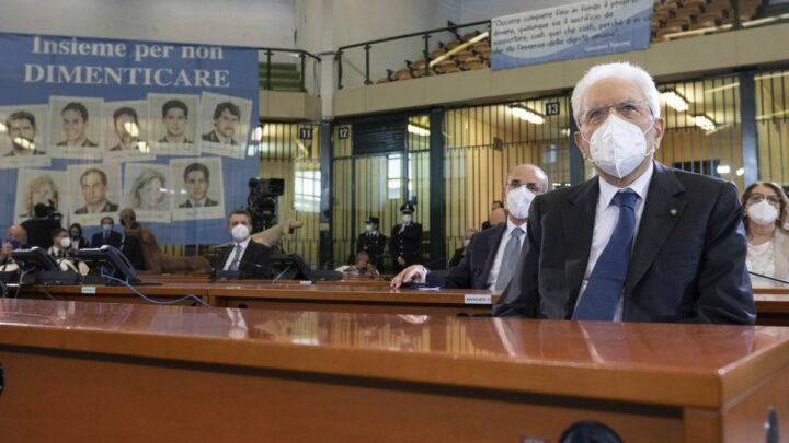 Mattarella “Nessuna zona grigia, o contro la mafia o si è complici”