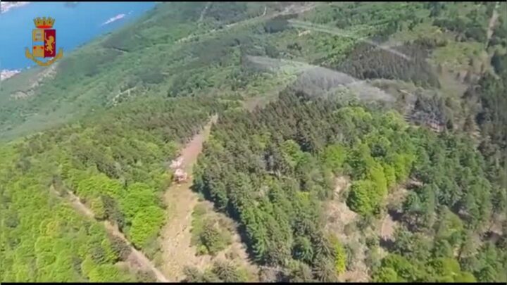 Crolla funivia del Mottarone, la Polizia sorvola il luogo dell’incidente