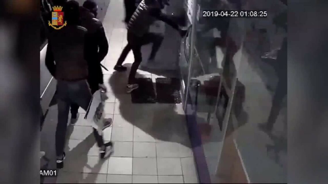Furti con la tecnica delle spaccate, 5 arresti Furti con la tecnica delle spaccate, 5 arresti