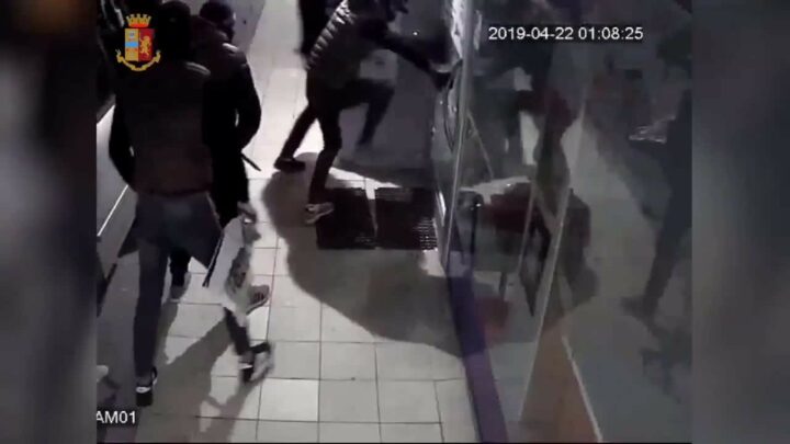 Furti con la tecnica delle spaccate, 5 arresti