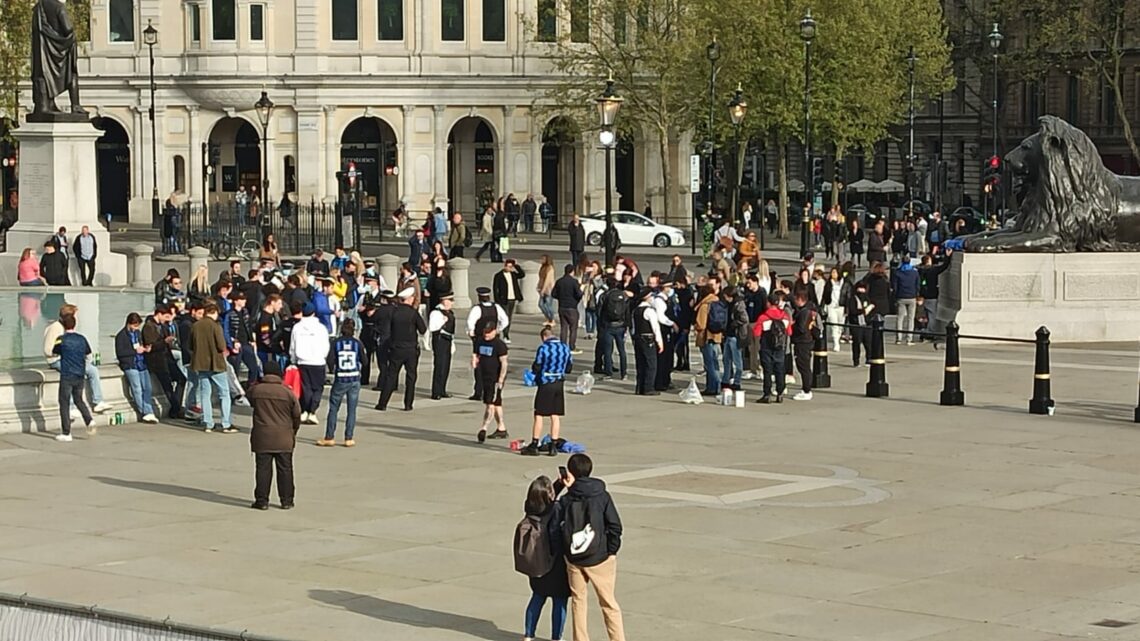 Scudetto Inter, è festa anche a Londra: la gioia dei tifosi travolge Trafalgar Square Scudetto Inter, è festa anche a Londra: la gioia dei tifosi travolge Trafalgar Square