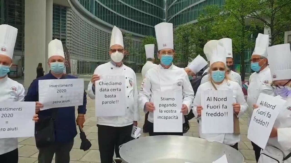 Coronavirus, ristoratori e chef in piazza a Milano Coronavirus, ristoratori e chef in piazza a Milano