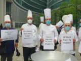 Coronavirus, ristoratori e chef in piazza a Milano