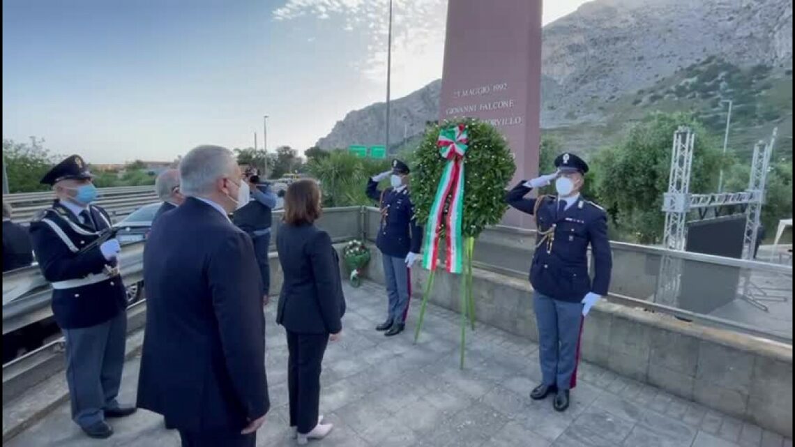 Strage di Capaci, l’omaggio di Lamorgese alle vittime Strage di Capaci, l’omaggio di Lamorgese alle vittime