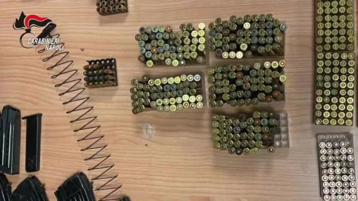 Armi e droga in un negozio di ortofrutta, 2 arresti a Napoli Armi e droga in un negozio di ortofrutta, 2 arresti a Napoli